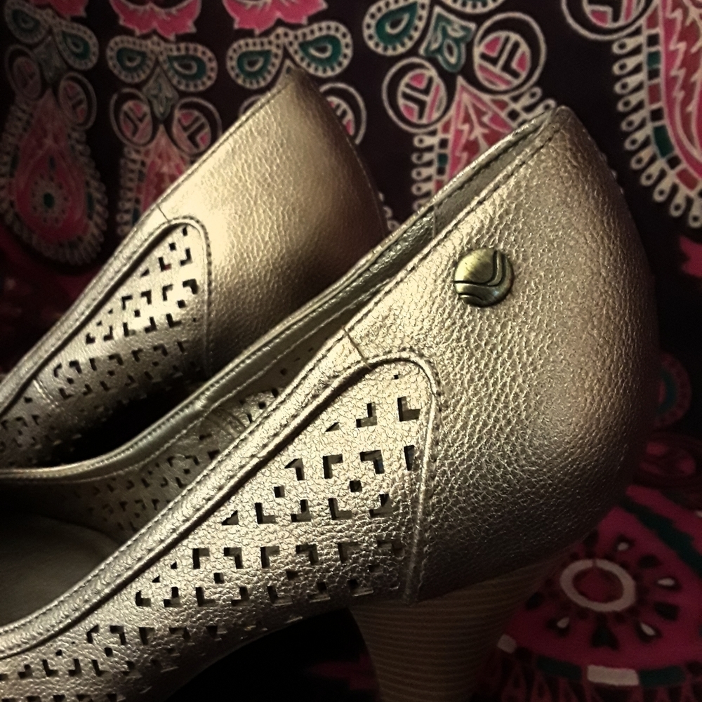 NWOT Life Stride Pumps